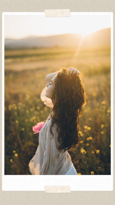 Female Grassland Aesthetic Photo Simple Fashion Style Polaroid Simulation Instagram Story预览效果