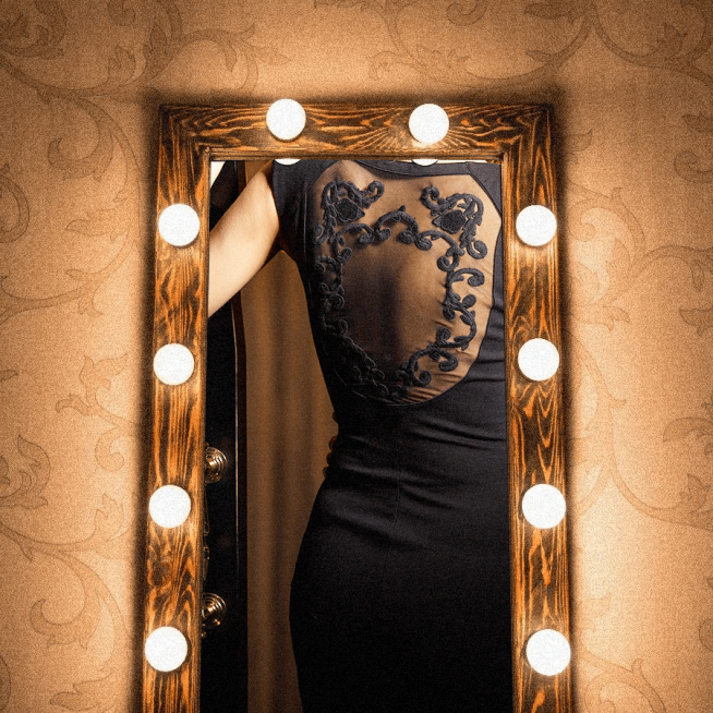 Literary Mirror Woman Selfie Display Instagram Post预览效果