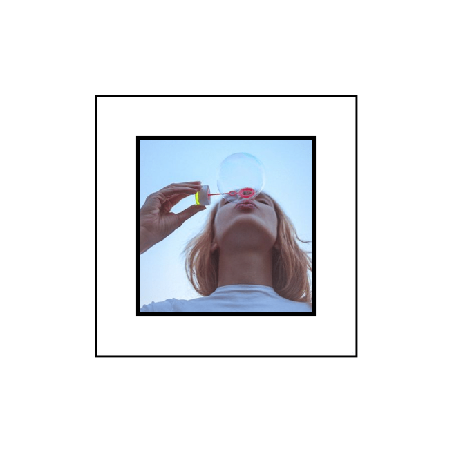 White Background Woman Play Photo Simple Fashion Style Poster Instagram Post预览效果