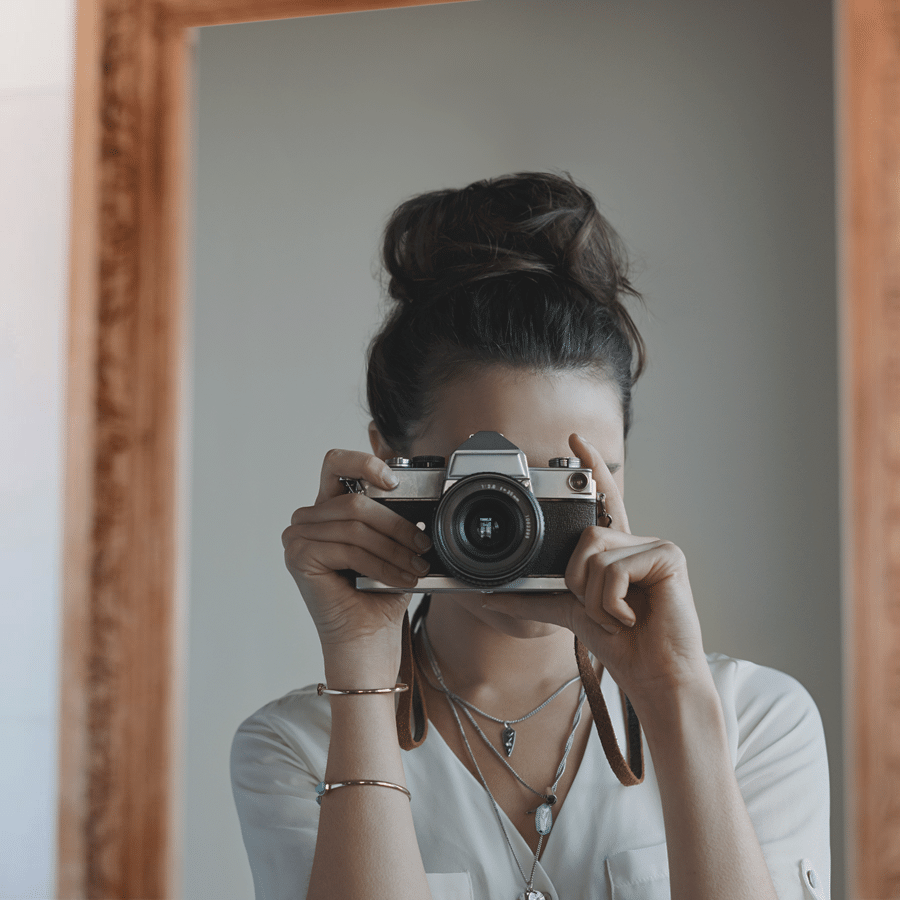 Simple Literary Style Mirror Selfie Camera Woman Display Instagram Post预览效果