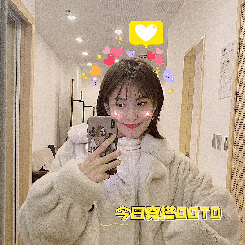 手绘爱心文字少女晒穿搭